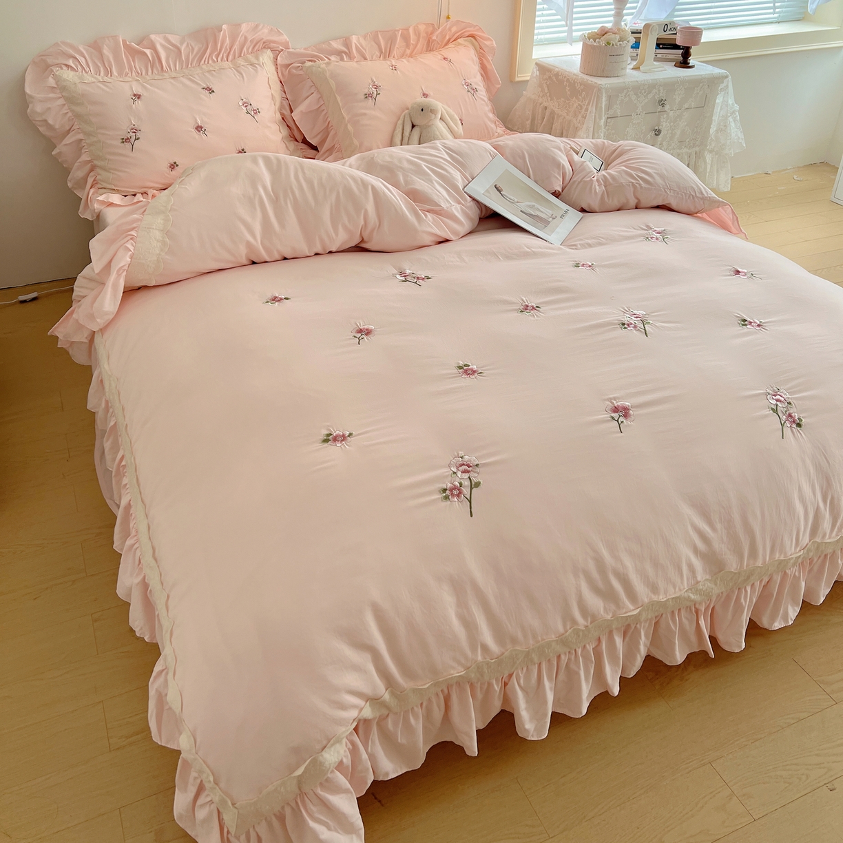 91家纺网 家纺一手货源 找家纺 轻奢坊 2025新款水洗棉法式刺绣大花边四件套-芬芳玫瑰 芬芳玫瑰-柔粉