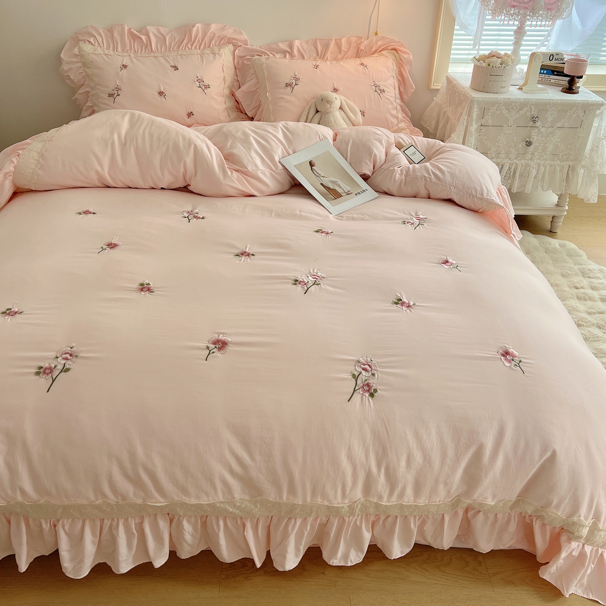 91家纺网 家纺一手货源 找家纺 轻奢坊 2025新款水洗棉法式刺绣大花边四件套-芬芳玫瑰 芬芳玫瑰-柔粉