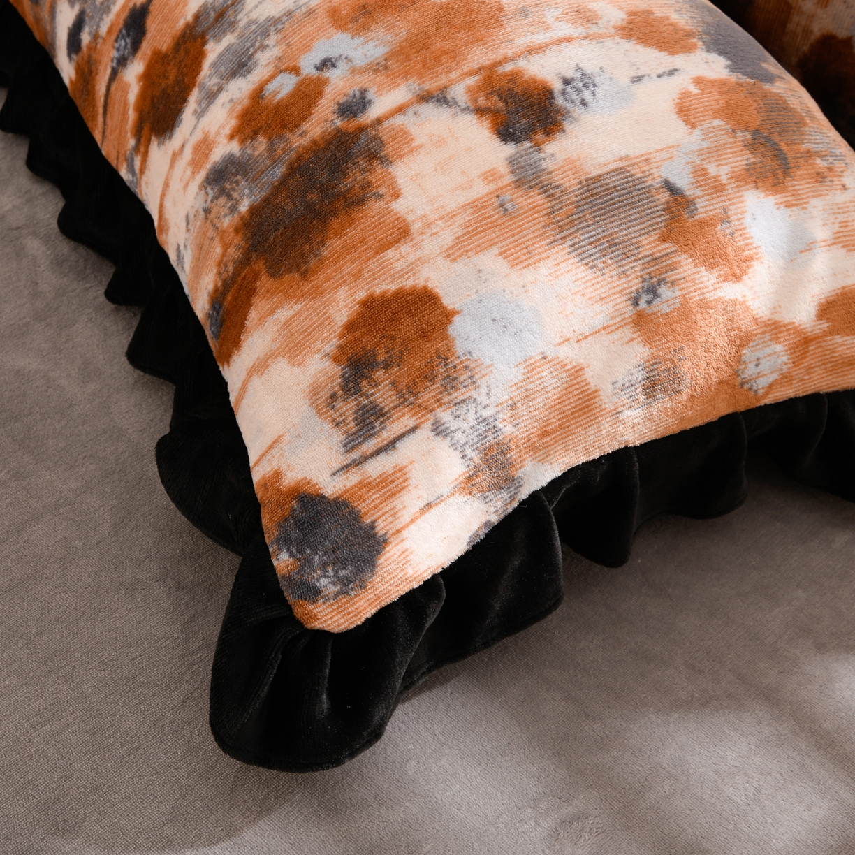 91家纺网 家纺一手货源 找家纺 紫月轩家纺 2025新款韩版牛奶绒花边款四件套 花墨纹