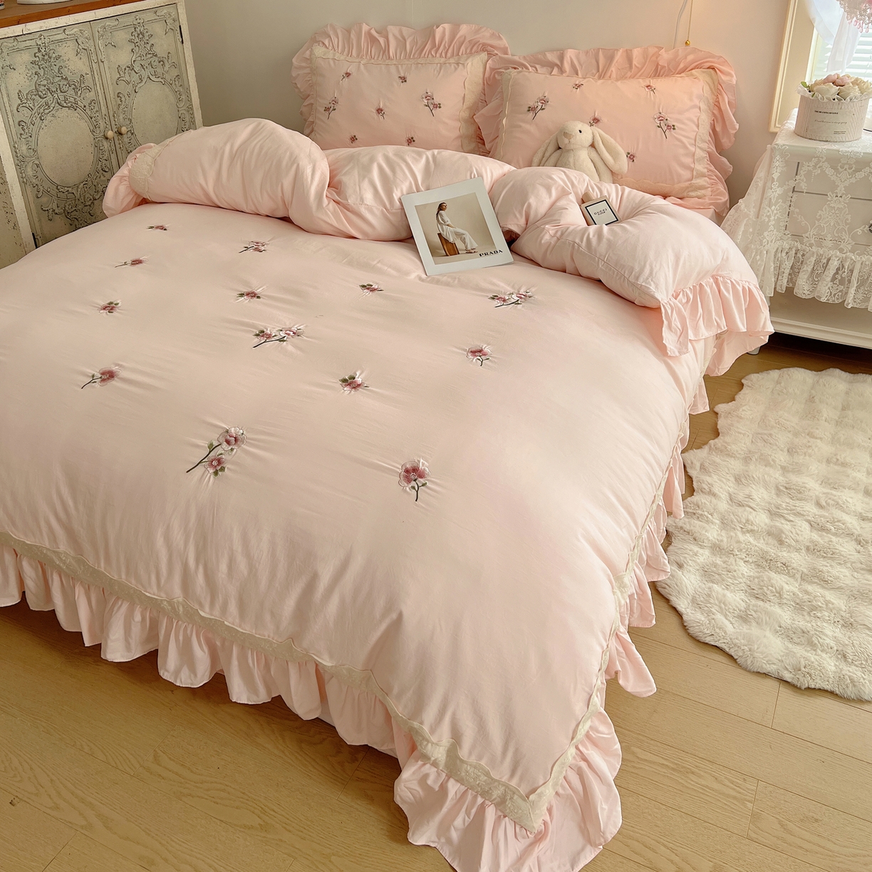 91家纺网 家纺一手货源 找家纺 轻奢坊 2025新款水洗棉法式刺绣大花边四件套-芬芳玫瑰 芬芳玫瑰-柔粉