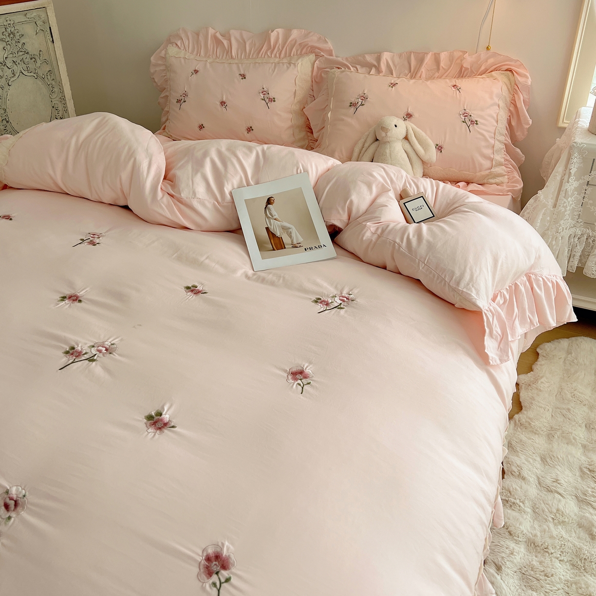 91家纺网 家纺一手货源 找家纺 轻奢坊 2025新款水洗棉法式刺绣大花边四件套-芬芳玫瑰 芬芳玫瑰-柔粉