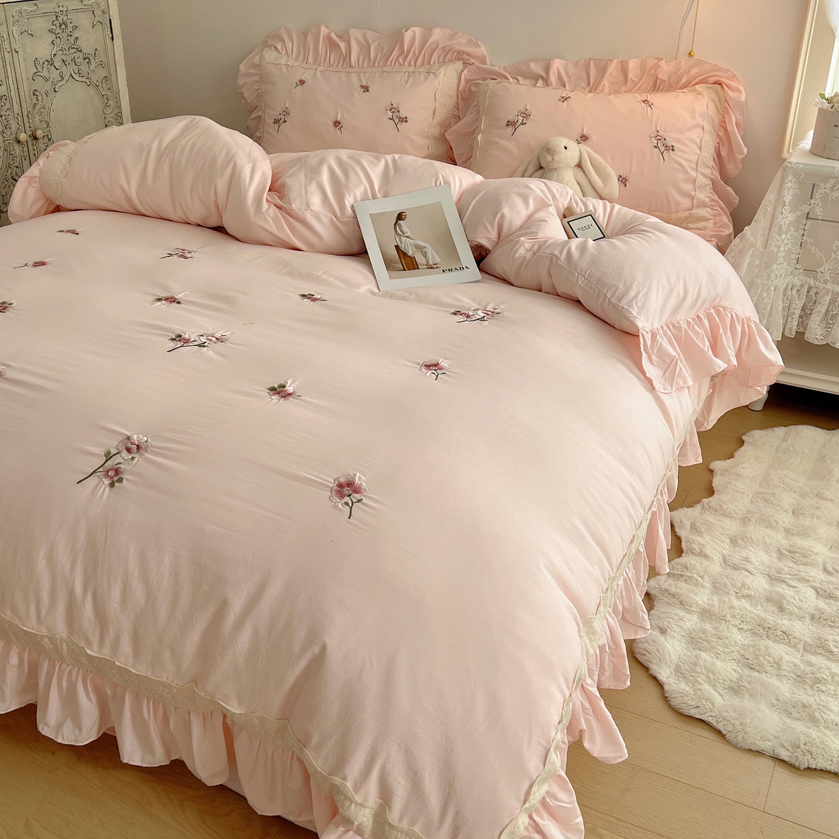 91家纺网 家纺一手货源 找家纺 轻奢坊 2025新款水洗棉法式刺绣大花边四件套-芬芳玫瑰 芬芳玫瑰-柔粉