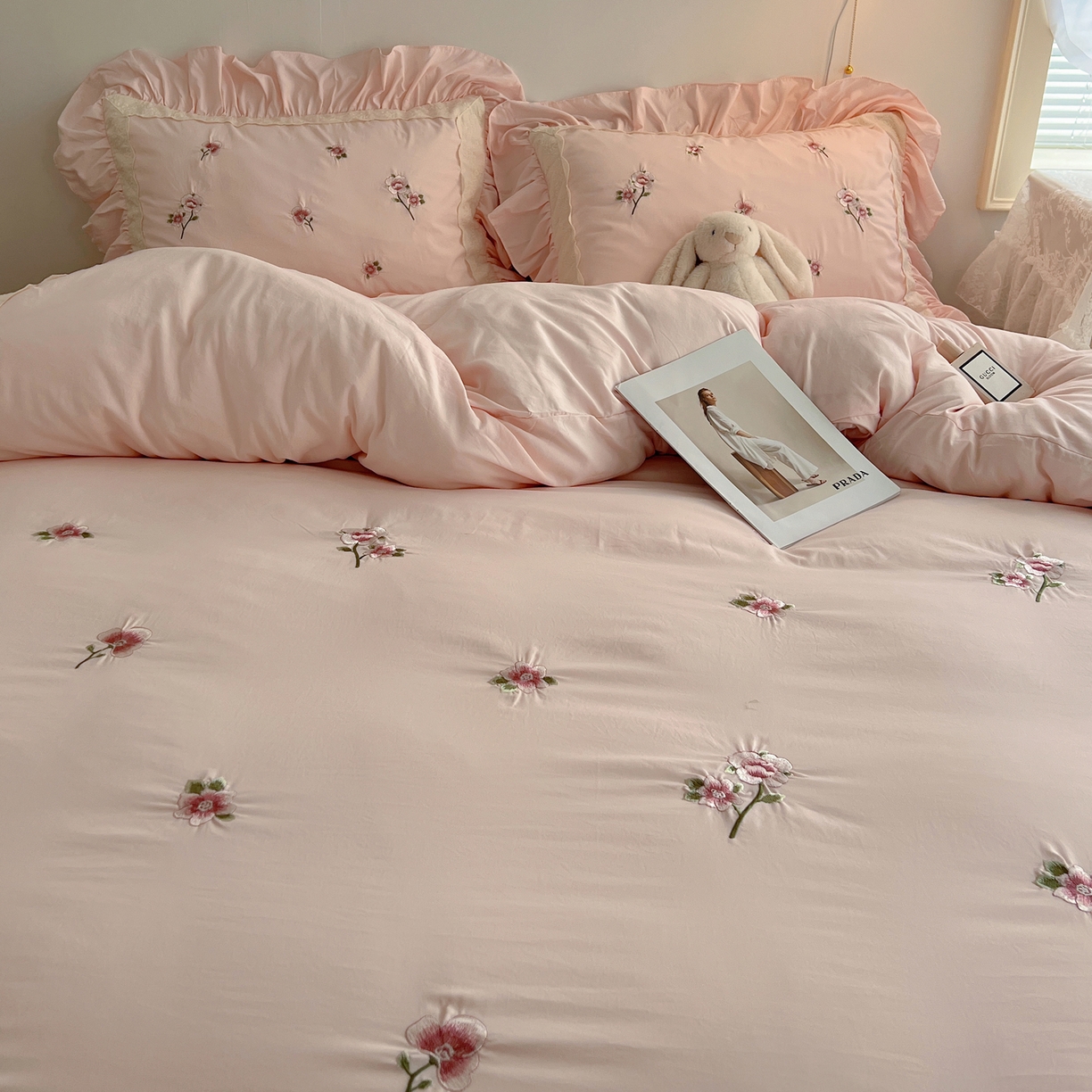 91家纺网 家纺一手货源 找家纺 轻奢坊 2025新款水洗棉法式刺绣大花边四件套-芬芳玫瑰 芬芳玫瑰-柔粉