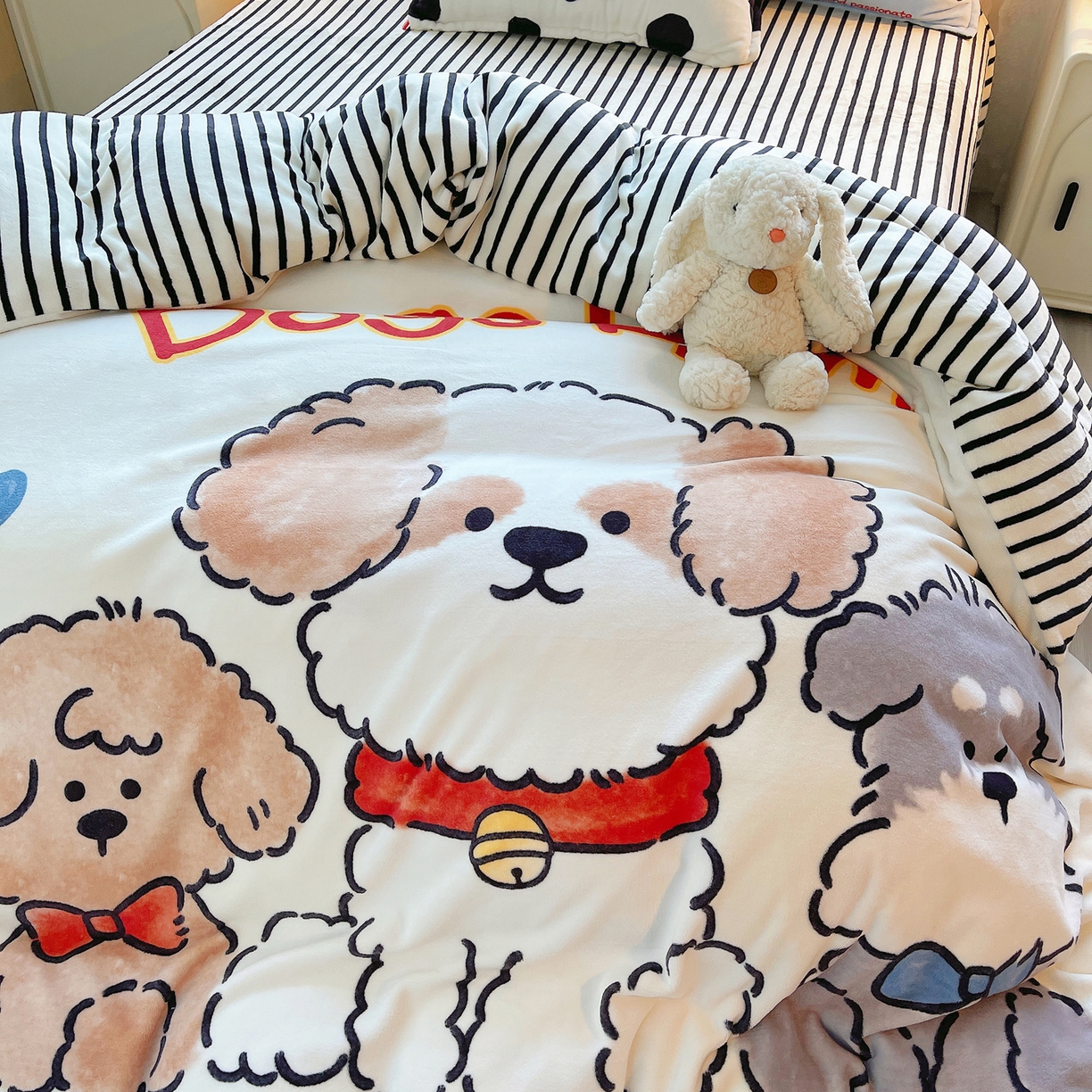 91家纺网 家纺一手货源 找家纺 炫拼家纺 2025新款大版数码印花卡通高克重牛奶绒四件套 泡泡狗