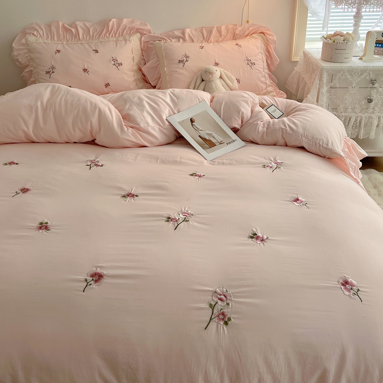 91家纺网 家纺一手货源 找家纺 轻奢坊 2025新款水洗棉法式刺绣大花边四件套-芬芳玫瑰 芬芳玫瑰-柔粉