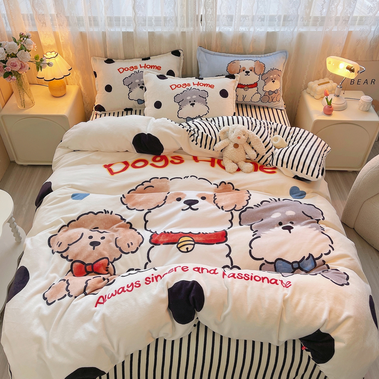 91家纺网 家纺一手货源 找家纺 炫拼家纺 2025新款大版数码印花卡通高克重牛奶绒四件套 泡泡狗