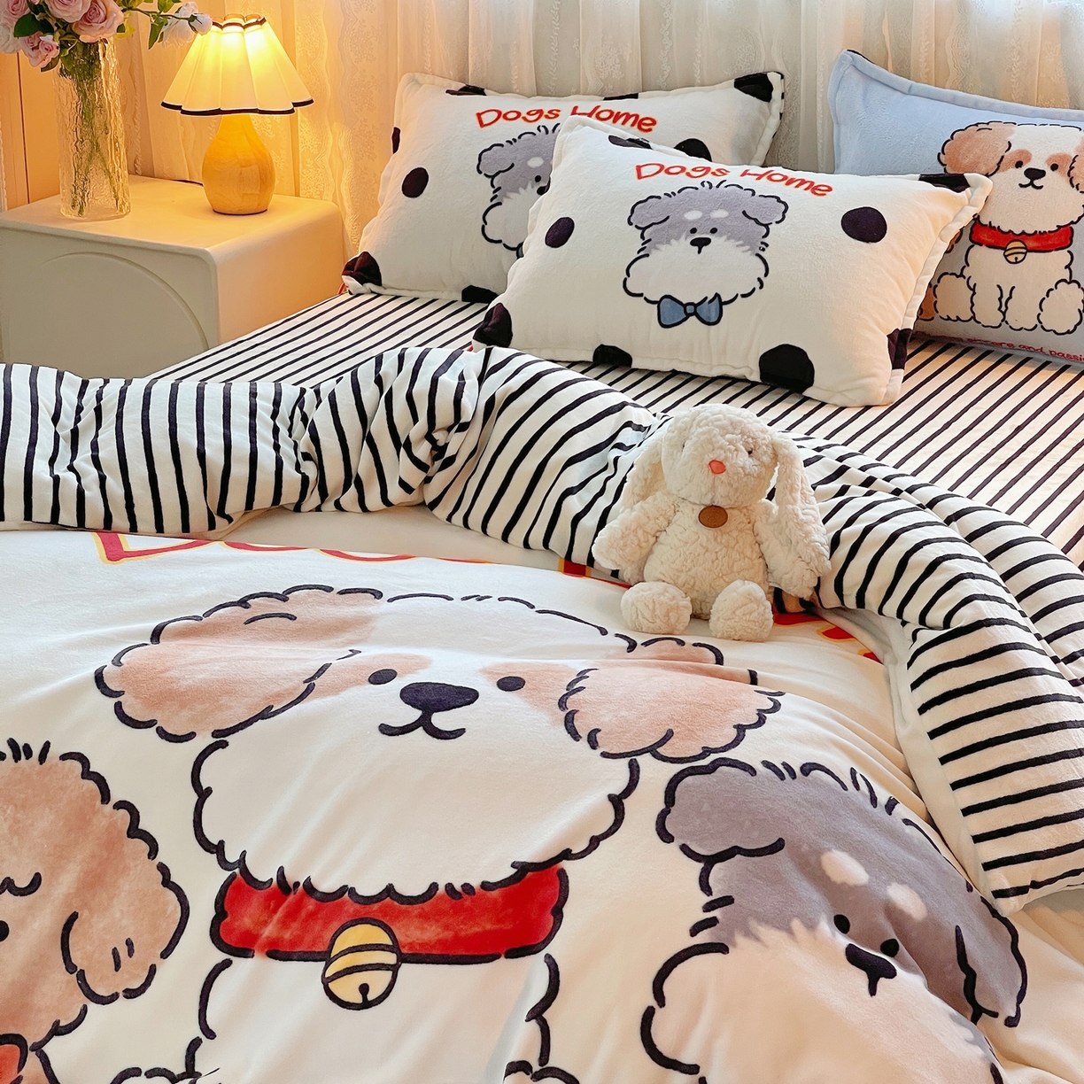 91家纺网 家纺一手货源 找家纺 炫拼家纺 2025新款大版数码印花卡通高克重牛奶绒四件套 泡泡狗