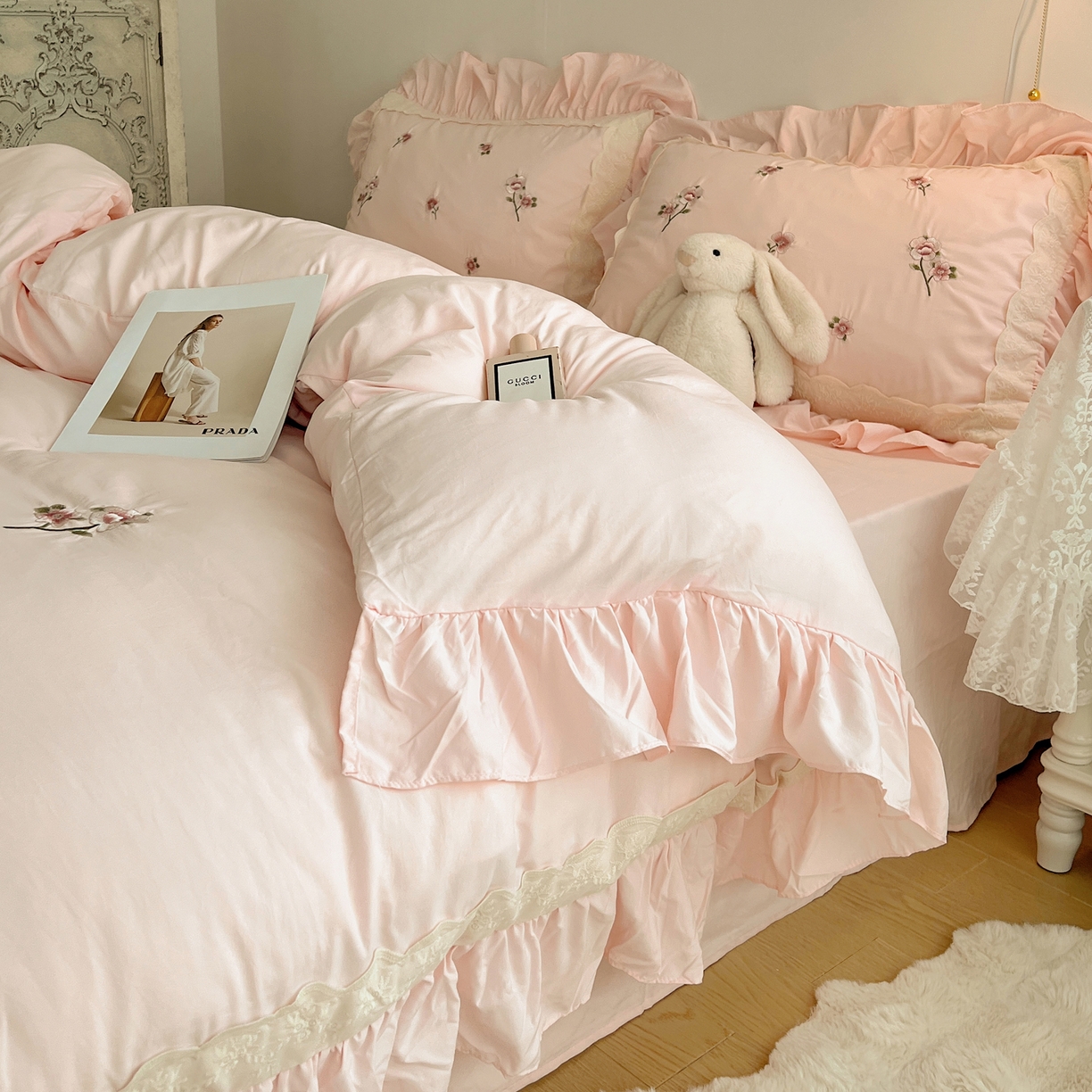 91家纺网 家纺一手货源 找家纺 轻奢坊 2025新款水洗棉法式刺绣大花边四件套-芬芳玫瑰 芬芳玫瑰-柔粉