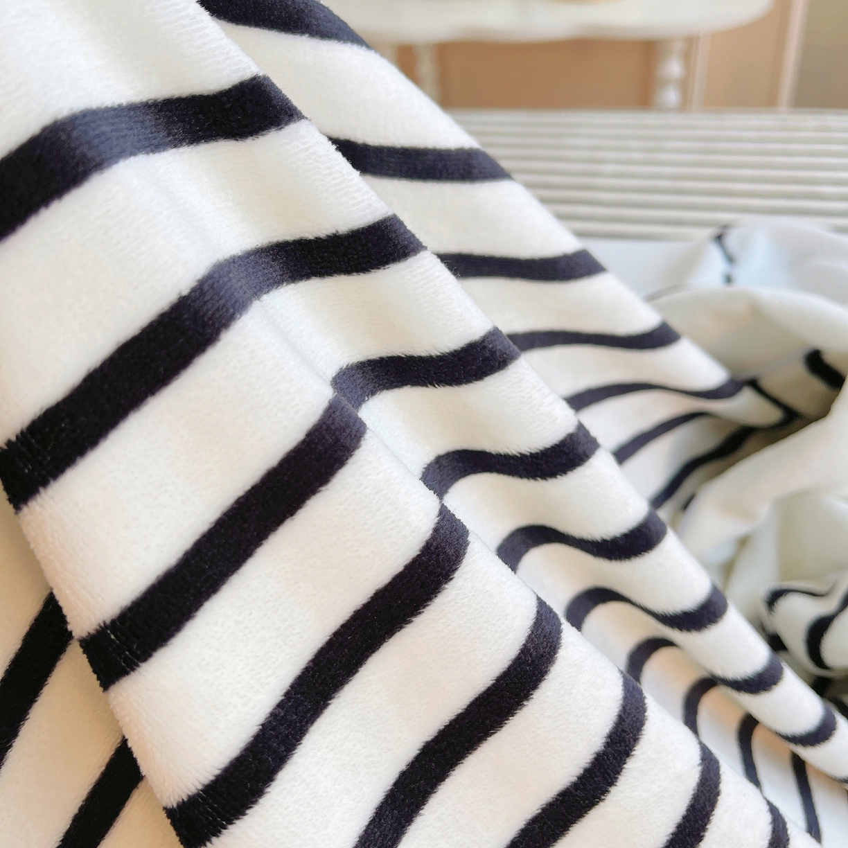 91家纺网 家纺一手货源 找家纺 炫拼家纺 2025新款大版数码印花卡通高克重牛奶绒四件套 泡泡狗