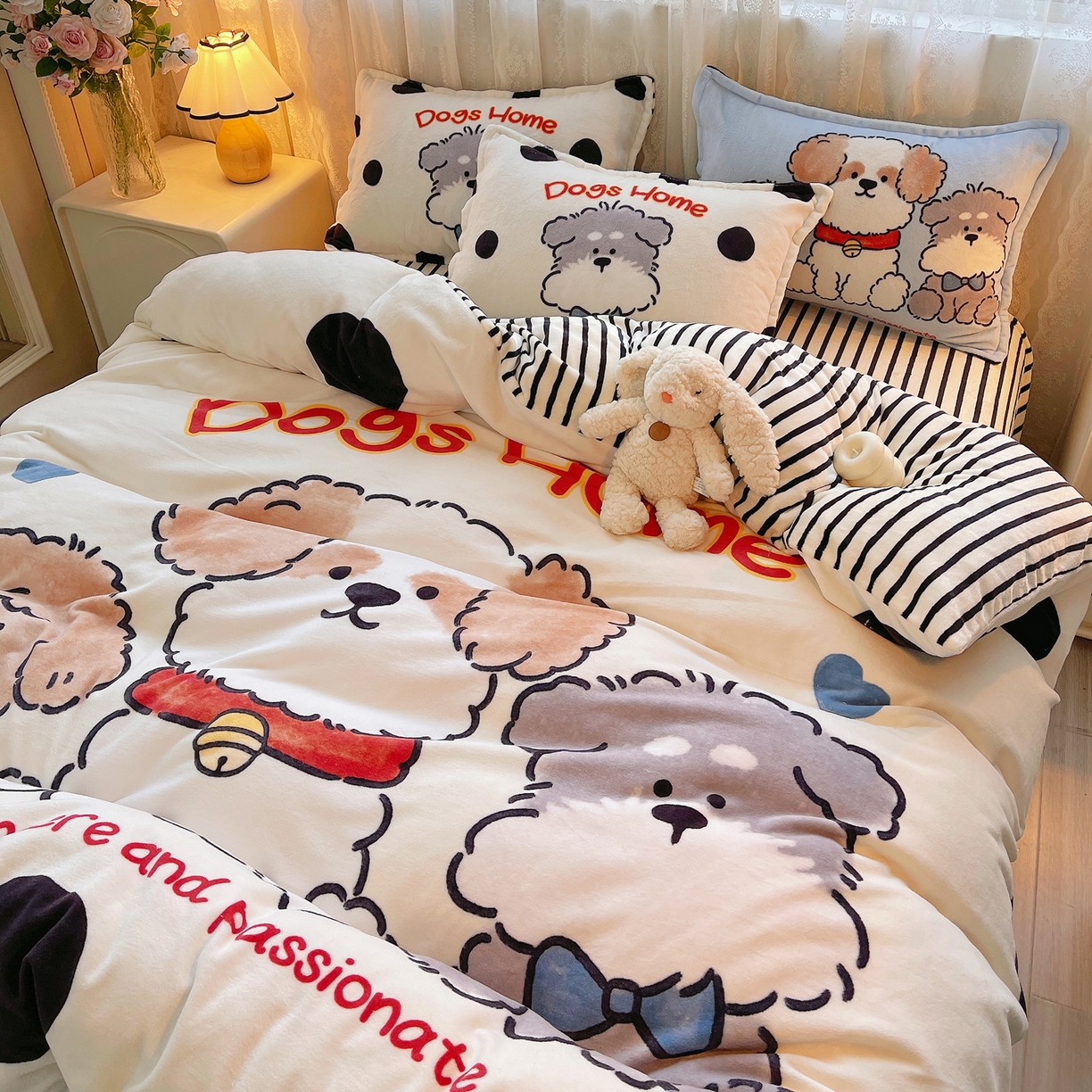 91家纺网 家纺一手货源 找家纺 炫拼家纺 2025新款大版数码印花卡通高克重牛奶绒四件套 泡泡狗