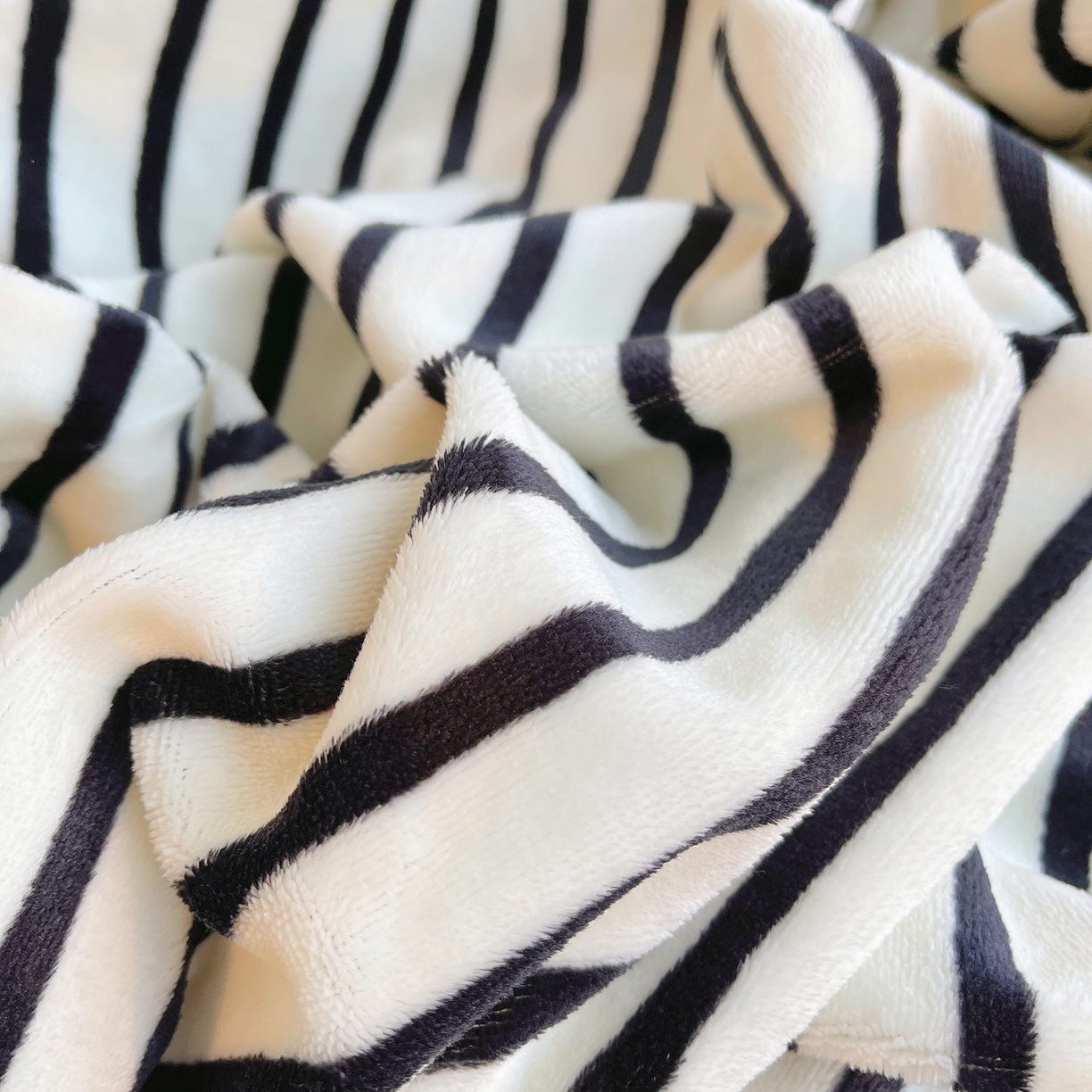 91家纺网 家纺一手货源 找家纺 炫拼家纺 2025新款大版数码印花卡通高克重牛奶绒四件套 泡泡狗