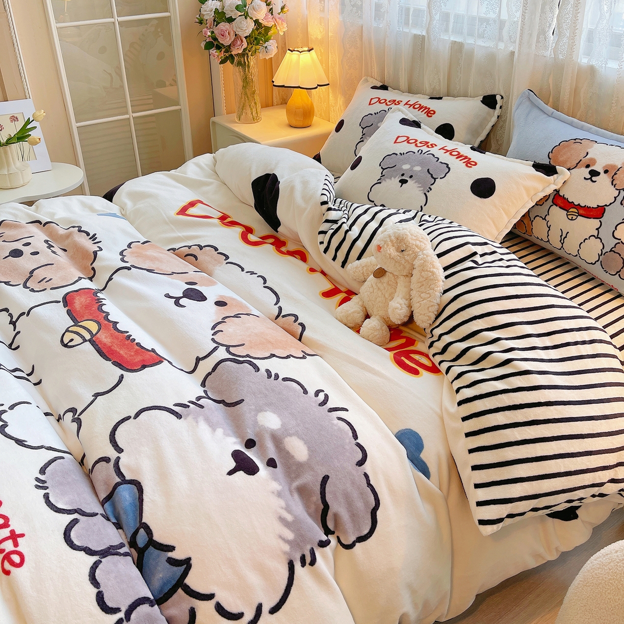 91家纺网 家纺一手货源 找家纺 炫拼家纺 2025新款大版数码印花卡通高克重牛奶绒四件套 泡泡狗