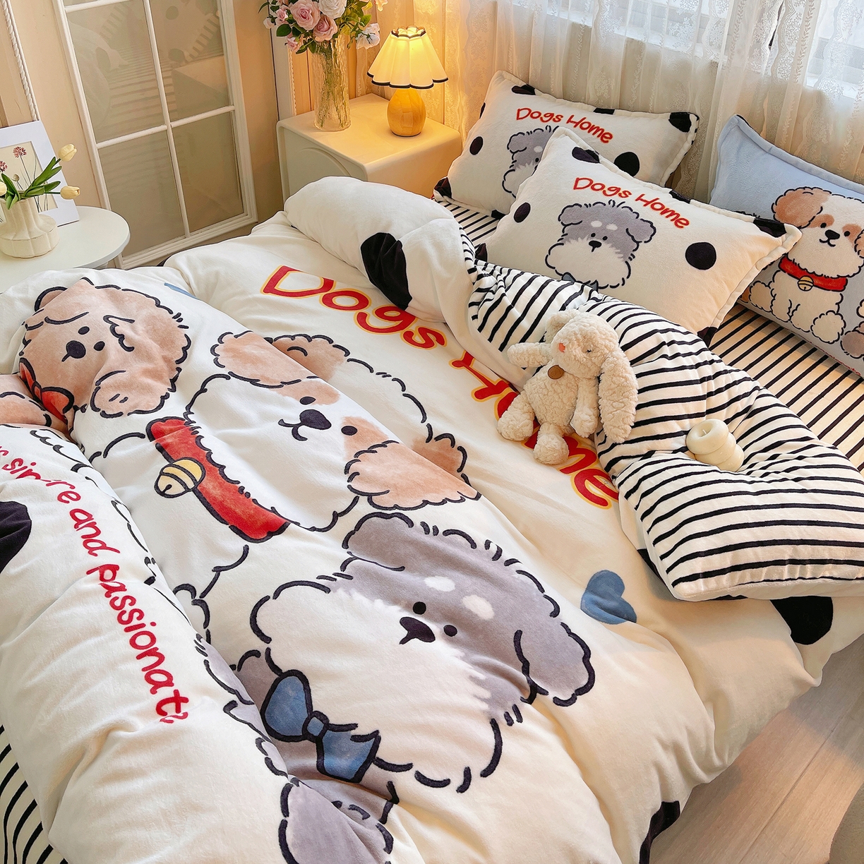 91家纺网 家纺一手货源 找家纺 炫拼家纺 2025新款大版数码印花卡通高克重牛奶绒四件套 泡泡狗