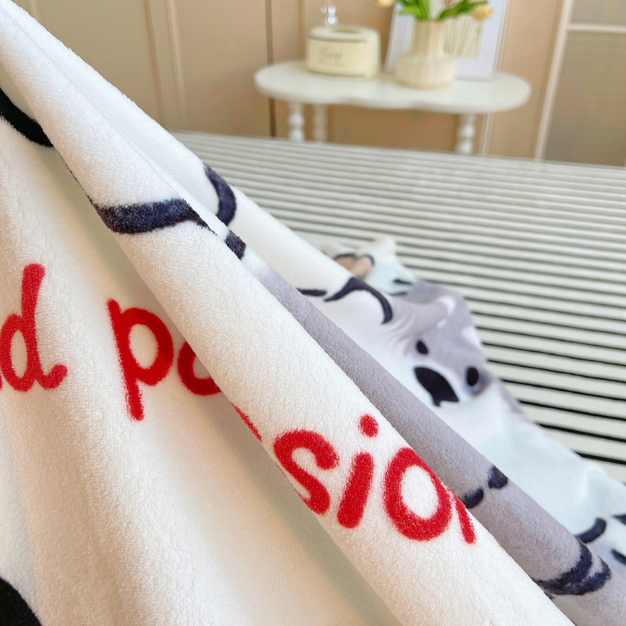 91家纺网 家纺一手货源 找家纺 炫拼家纺 2025新款大版数码印花卡通高克重牛奶绒四件套 泡泡狗