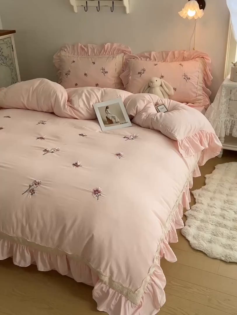 91家纺网 家纺一手货源 找家纺 轻奢坊 2025新款水洗棉法式刺绣大花边四件套-芬芳玫瑰 芬芳玫瑰-柔粉