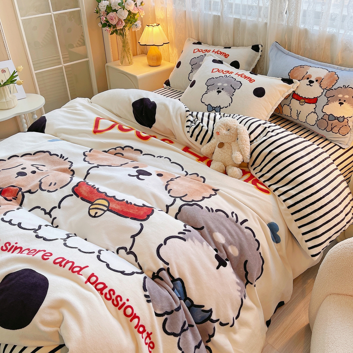 91家纺网 家纺一手货源 找家纺 炫拼家纺 2025新款大版数码印花卡通高克重牛奶绒四件套 泡泡狗