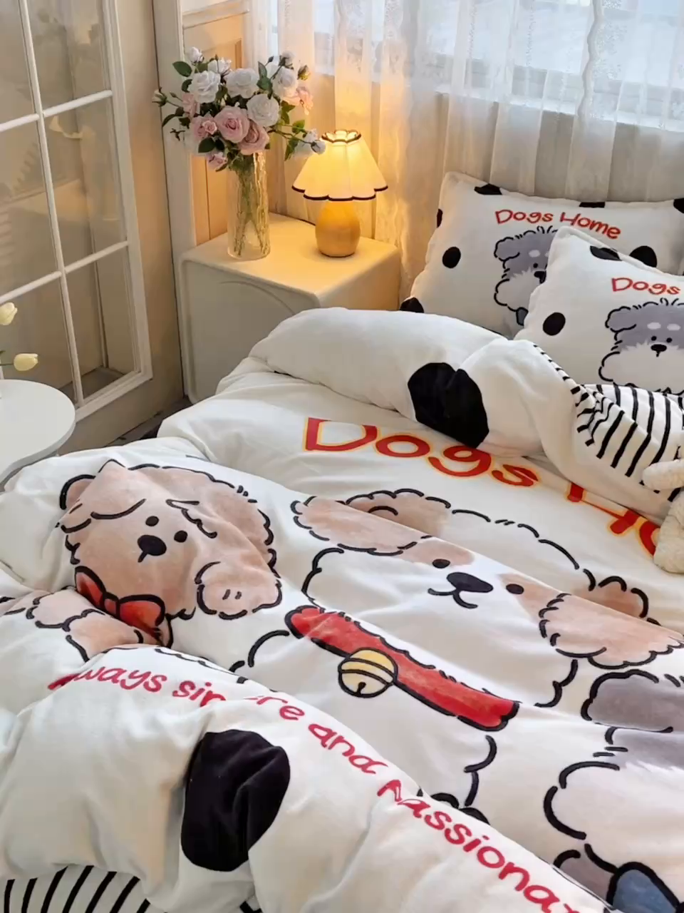 91家纺网 家纺一手货源 找家纺 炫拼家纺 2025新款大版数码印花卡通高克重牛奶绒四件套 泡泡狗