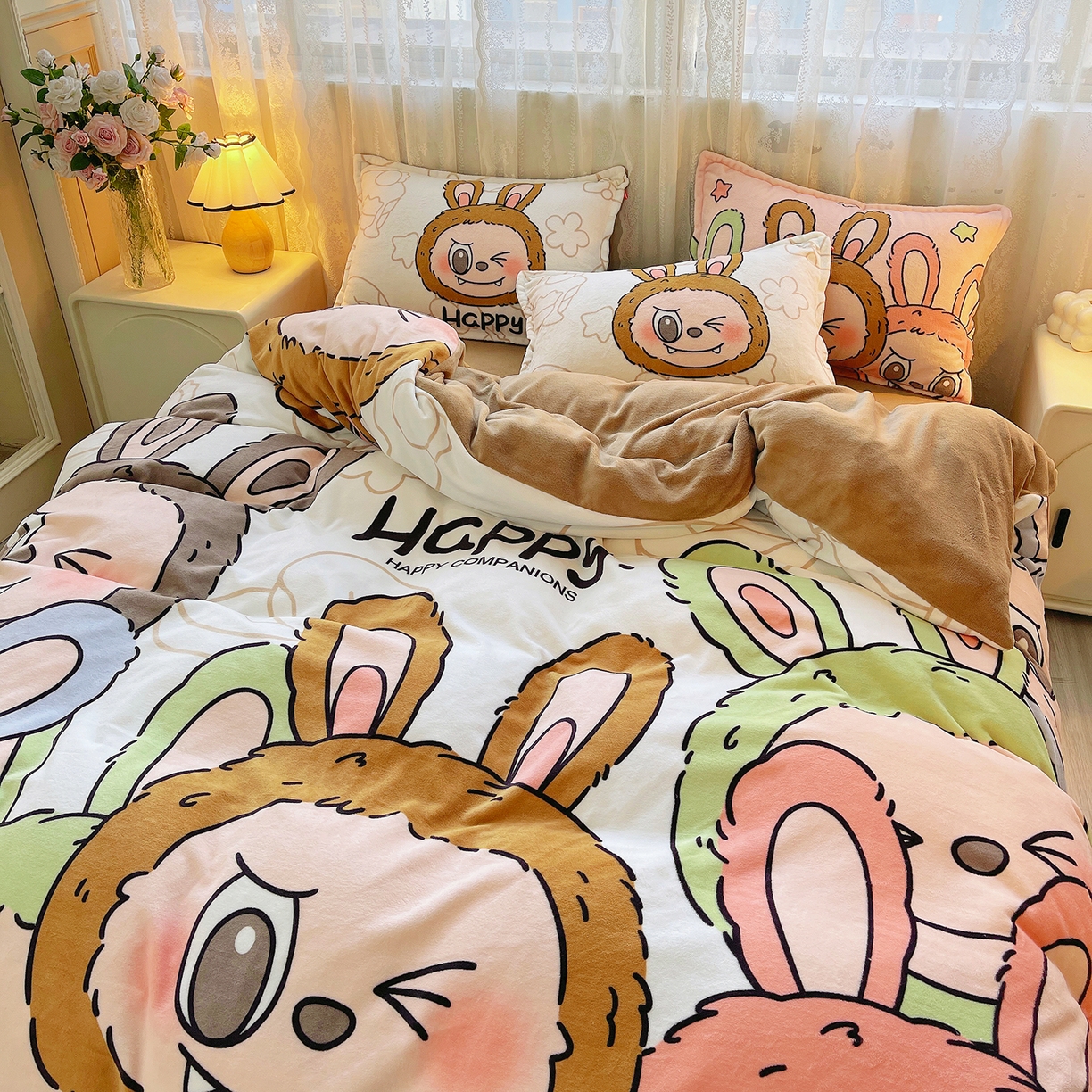 91家纺网 家纺一手货源 找家纺 炫拼家纺 2025新款大版数码印花卡通高克重牛奶绒四件套 搞怪兔兔