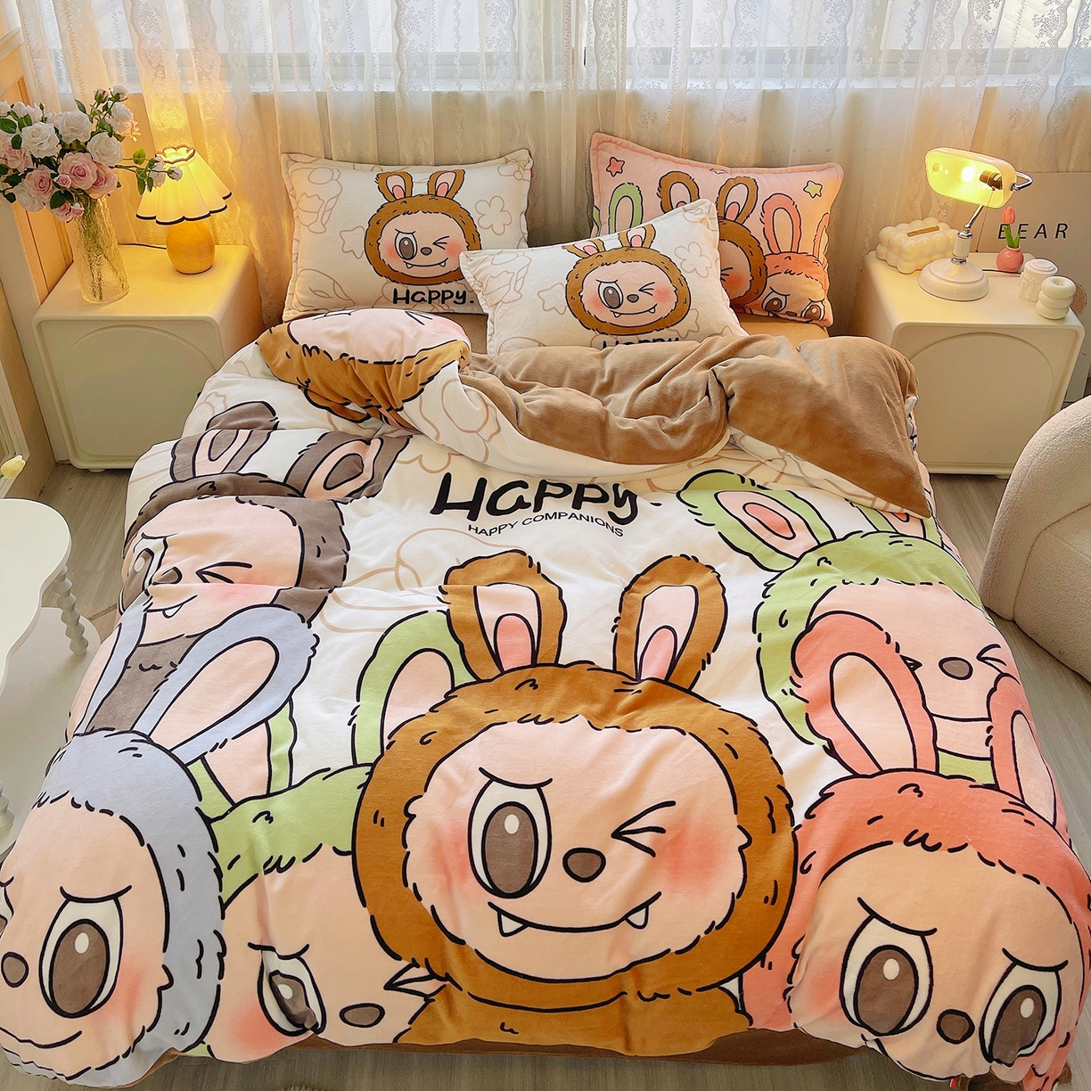 91家纺网 家纺一手货源 找家纺 炫拼家纺 2025新款大版数码印花卡通高克重牛奶绒四件套 搞怪兔兔