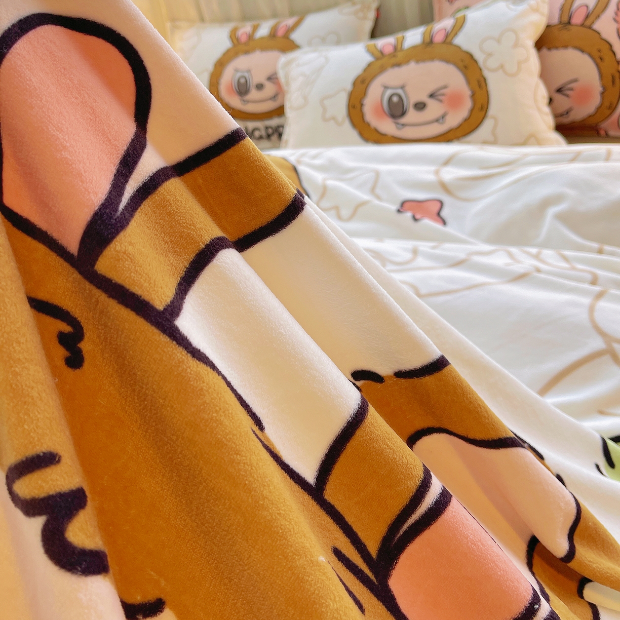 91家纺网 家纺一手货源 找家纺 炫拼家纺 2025新款大版数码印花卡通高克重牛奶绒四件套 搞怪兔兔