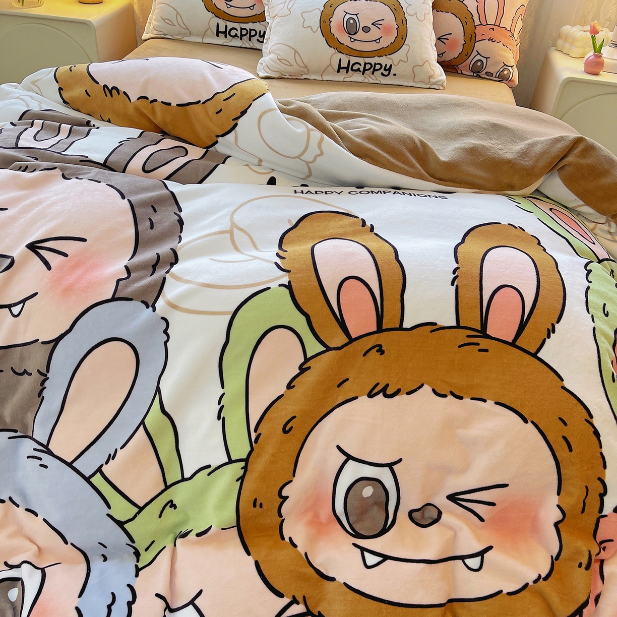 91家纺网 家纺一手货源 找家纺 炫拼家纺 2025新款大版数码印花卡通高克重牛奶绒四件套 搞怪兔兔