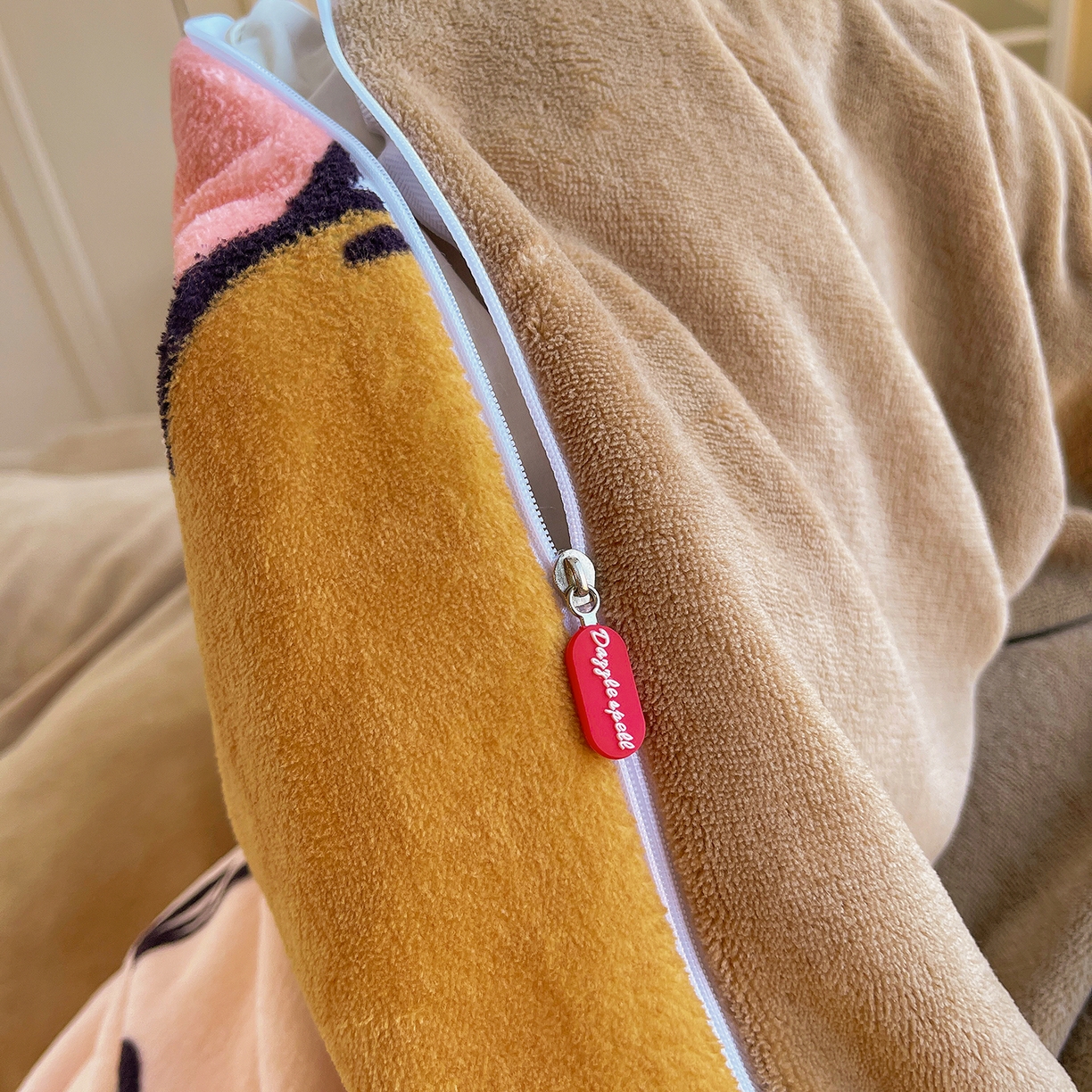 91家纺网 家纺一手货源 找家纺 炫拼家纺 2025新款大版数码印花卡通高克重牛奶绒四件套 搞怪兔兔