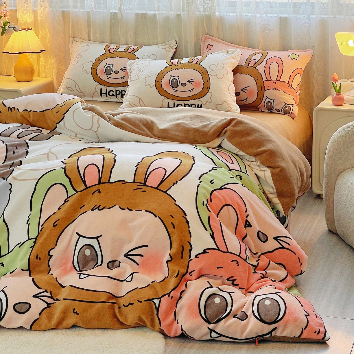 91家纺网 家纺一手货源 找家纺 炫拼家纺 2025新款大版数码印花卡通高克重牛奶绒四件套 搞怪兔兔