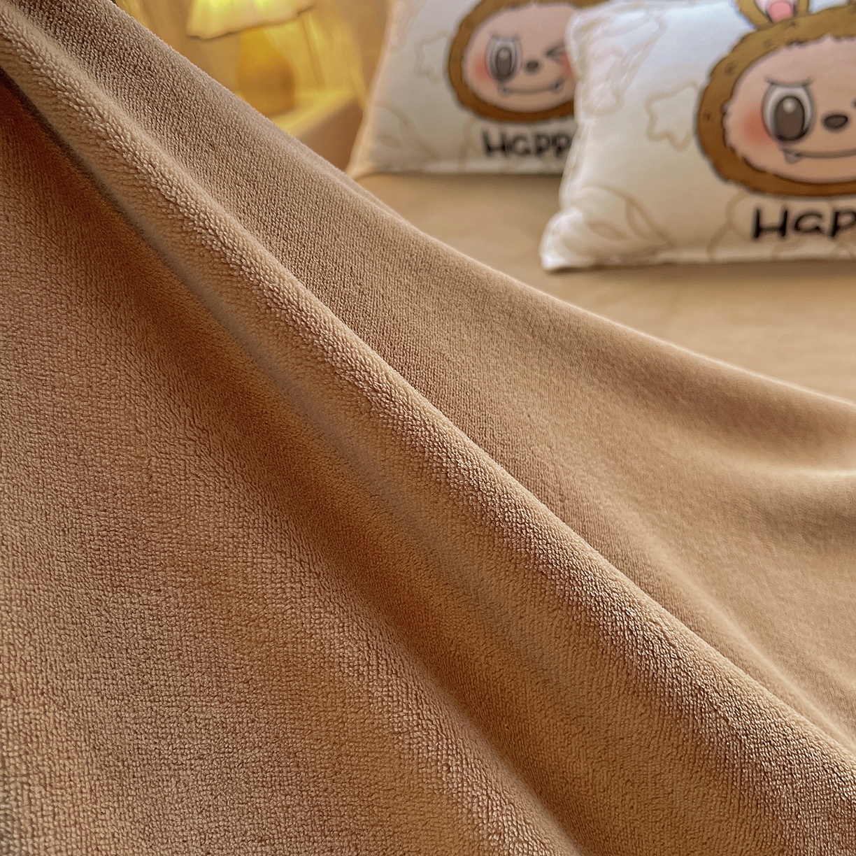 91家纺网 家纺一手货源 找家纺 炫拼家纺 2025新款大版数码印花卡通高克重牛奶绒四件套 搞怪兔兔