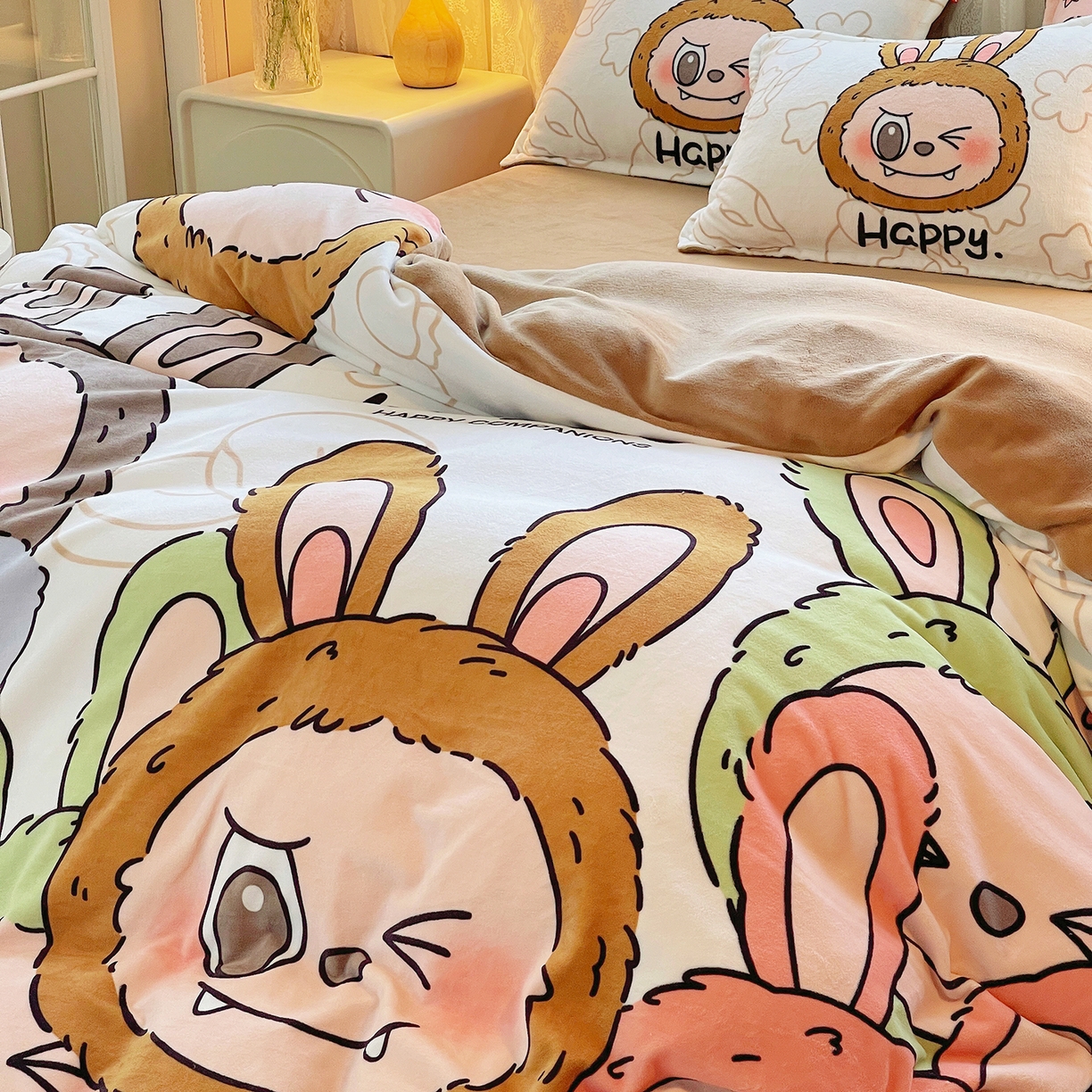 91家纺网 家纺一手货源 找家纺 炫拼家纺 2025新款大版数码印花卡通高克重牛奶绒四件套 搞怪兔兔