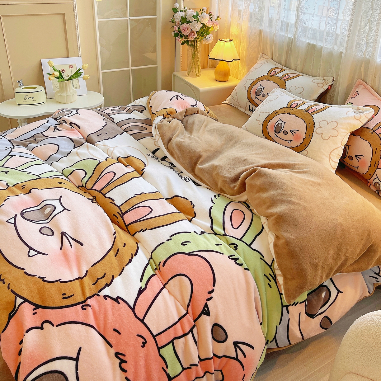 91家纺网 家纺一手货源 找家纺 炫拼家纺 2025新款大版数码印花卡通高克重牛奶绒四件套 搞怪兔兔