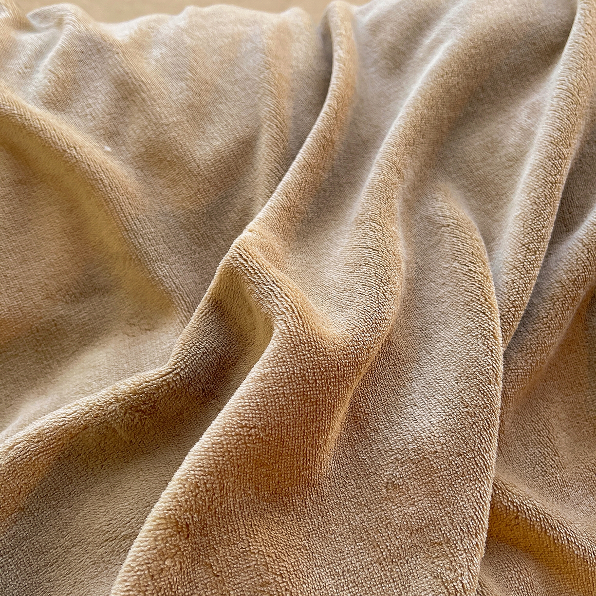 91家纺网 家纺一手货源 找家纺 炫拼家纺 2025新款大版数码印花卡通高克重牛奶绒四件套 搞怪兔兔