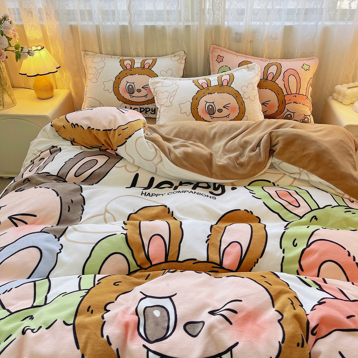 91家纺网 家纺一手货源 找家纺 炫拼家纺 2025新款大版数码印花卡通高克重牛奶绒四件套 搞怪兔兔