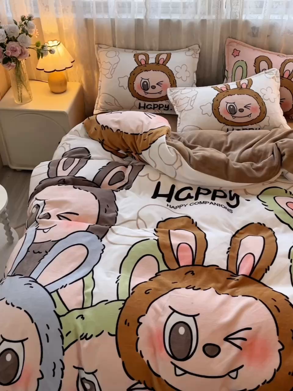 91家纺网 家纺一手货源 找家纺 炫拼家纺 2025新款大版数码印花卡通高克重牛奶绒四件套 搞怪兔兔