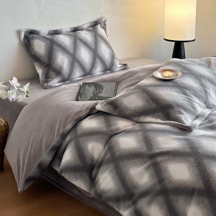 91家纺网 家纺一手货源 找家纺 （总）凯罗 2025新款仿羊绒四件套高克重牛奶绒四件套仿羊绒格子条纹四件套