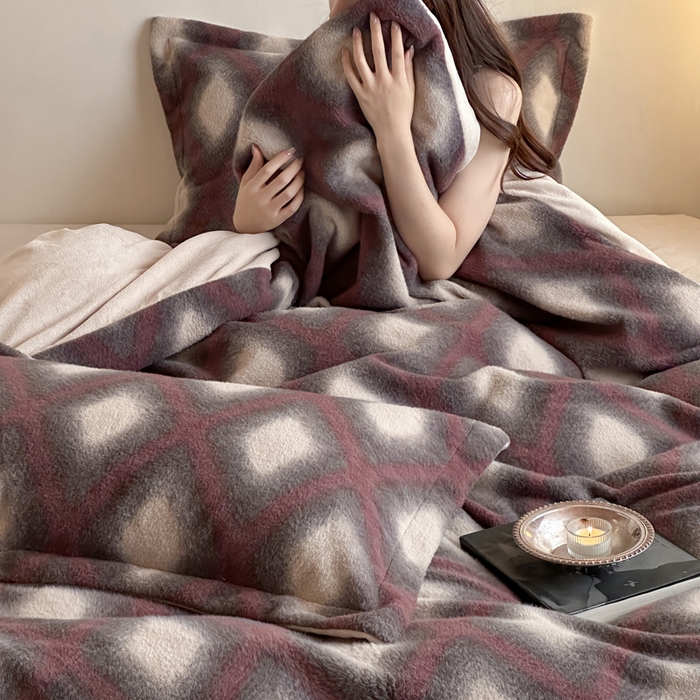 91家纺网 家纺一手货源 找家纺 （总）凯罗 2025新款仿羊绒四件套高克重牛奶绒四件套仿羊绒格子条纹四件套