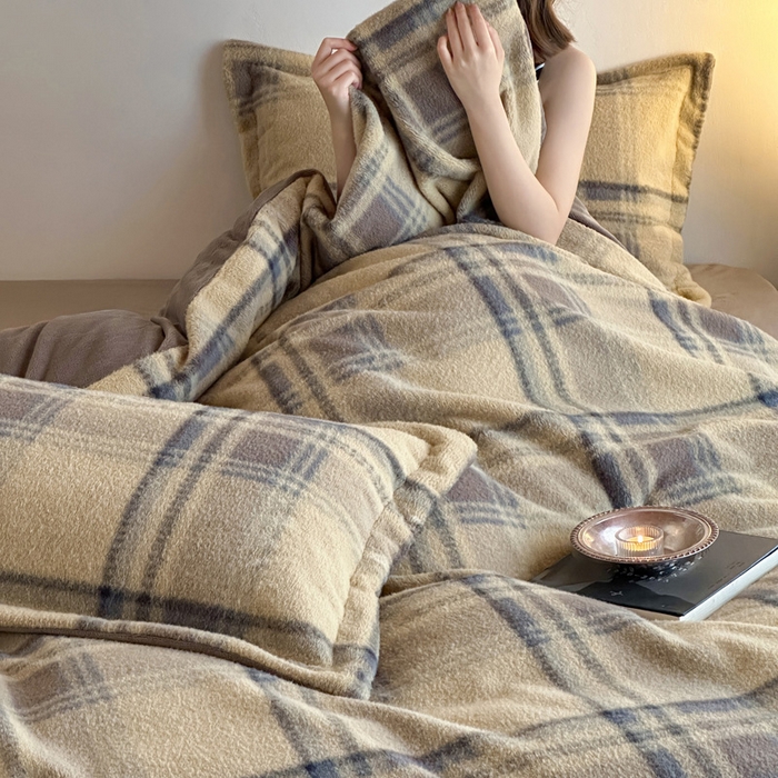 91家纺网 家纺一手货源 找家纺 （总）凯罗 2025新款仿羊绒四件套高克重牛奶绒四件套仿羊绒格子条纹四件套