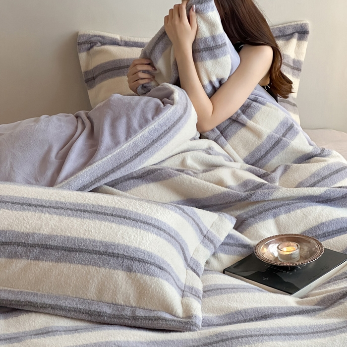 91家纺网 家纺一手货源 找家纺 （总）凯罗 2025新款仿羊绒四件套高克重牛奶绒四件套仿羊绒格子条纹四件套