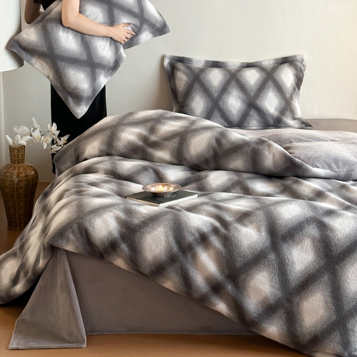 91家纺网 家纺一手货源 找家纺 （总）凯罗 2025新款仿羊绒四件套高克重牛奶绒四件套仿羊绒格子条纹四件套