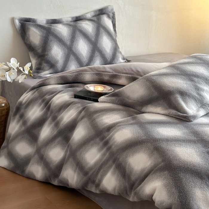 91家纺网 家纺一手货源 找家纺 （总）凯罗 2025新款仿羊绒四件套高克重牛奶绒四件套仿羊绒格子条纹四件套