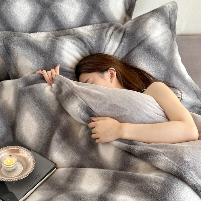 91家纺网 家纺一手货源 找家纺 （总）凯罗 2025新款仿羊绒四件套高克重牛奶绒四件套仿羊绒格子条纹四件套