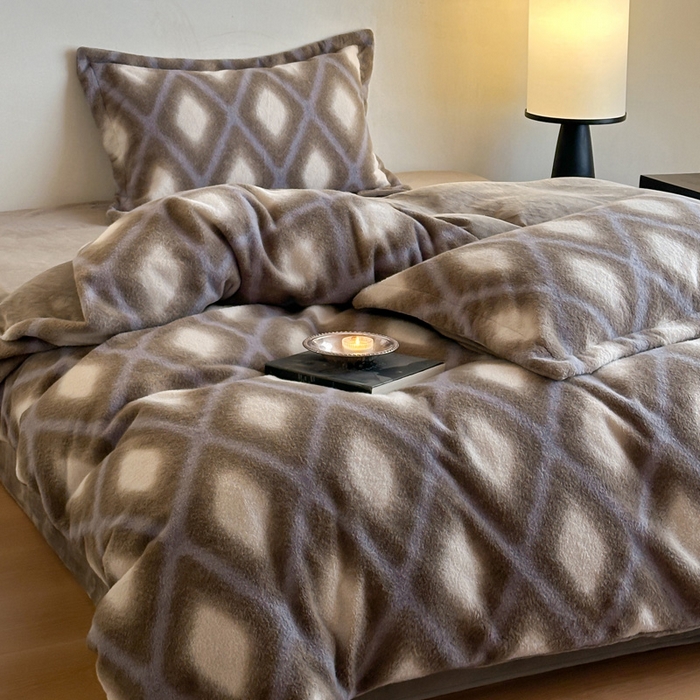 91家纺网 家纺一手货源 找家纺 凯罗 2025新款仿羊绒四件套高克重牛奶绒四件套仿羊绒格子条纹四件套 温柔时光-咖