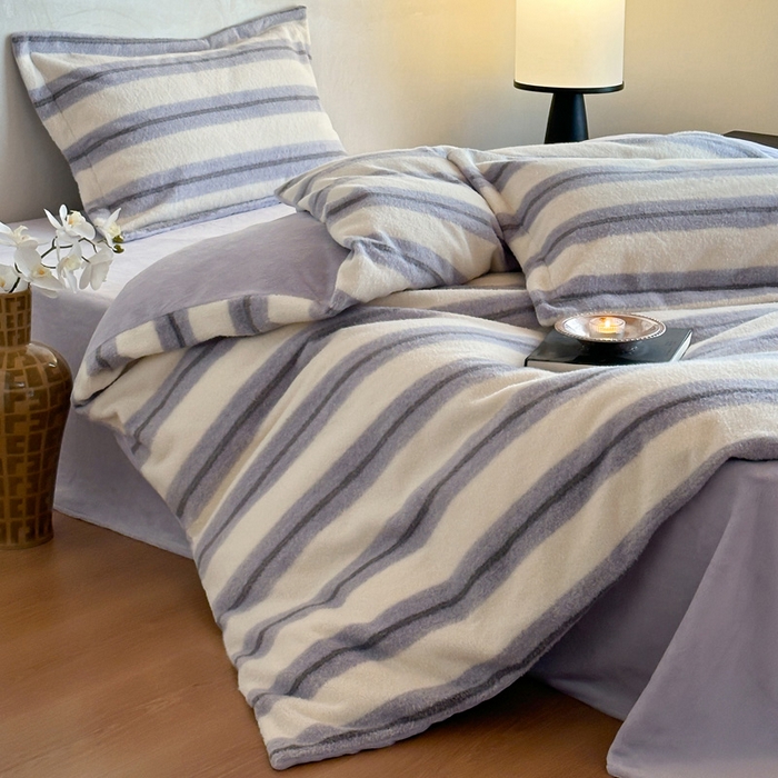 91家纺网 家纺一手货源 找家纺 凯罗 2025新款仿羊绒四件套高克重牛奶绒四件套仿羊绒格子条纹四件套 意韵-香芋紫