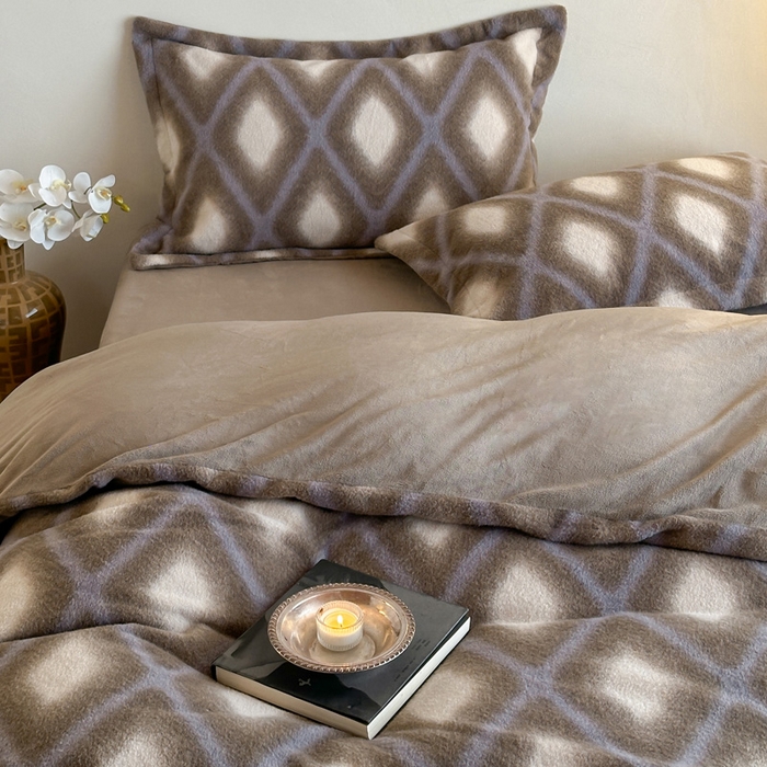 91家纺网 家纺一手货源 找家纺 凯罗 2025新款仿羊绒四件套高克重牛奶绒四件套仿羊绒格子条纹四件套 温柔时光-咖