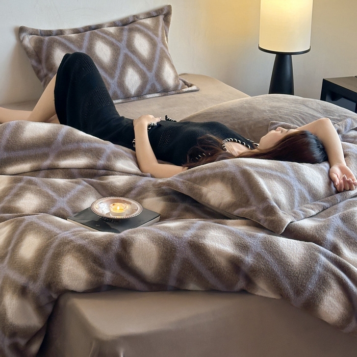 91家纺网 家纺一手货源 找家纺 凯罗 2025新款仿羊绒四件套高克重牛奶绒四件套仿羊绒格子条纹四件套 温柔时光-咖