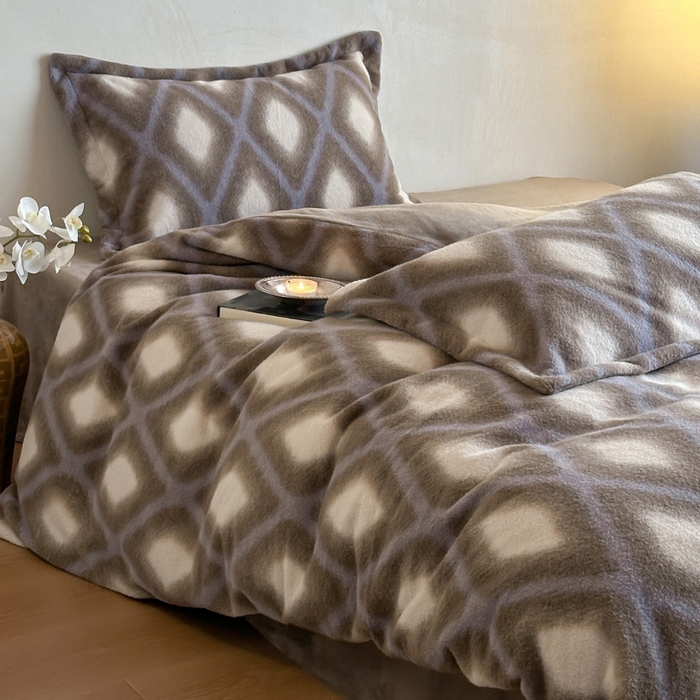 91家纺网 家纺一手货源 找家纺 凯罗 2025新款仿羊绒四件套高克重牛奶绒四件套仿羊绒格子条纹四件套 温柔时光-咖