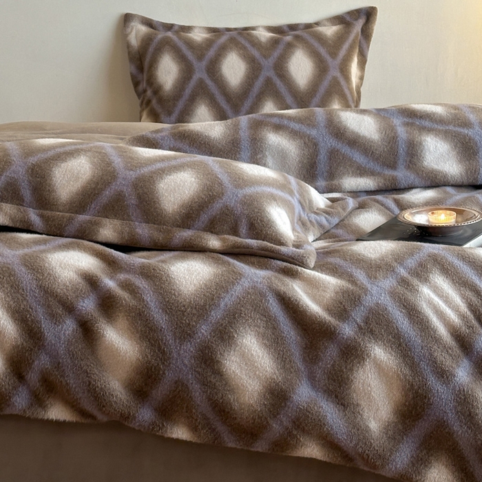 91家纺网 家纺一手货源 找家纺 凯罗 2025新款仿羊绒四件套高克重牛奶绒四件套仿羊绒格子条纹四件套 温柔时光-咖