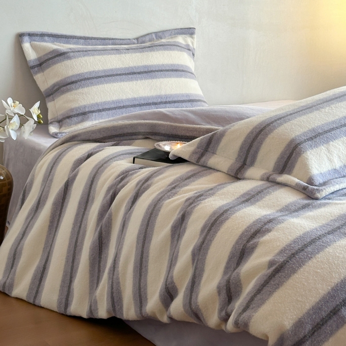 91家纺网 家纺一手货源 找家纺 凯罗 2025新款仿羊绒四件套高克重牛奶绒四件套仿羊绒格子条纹四件套 意韵-香芋紫