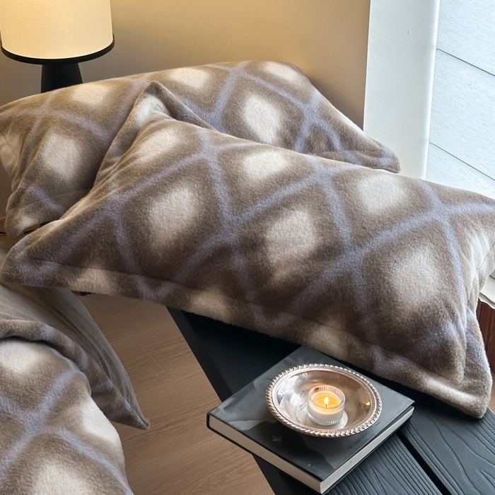 91家纺网 家纺一手货源 找家纺 凯罗 2025新款仿羊绒四件套高克重牛奶绒四件套仿羊绒格子条纹四件套 温柔时光-咖