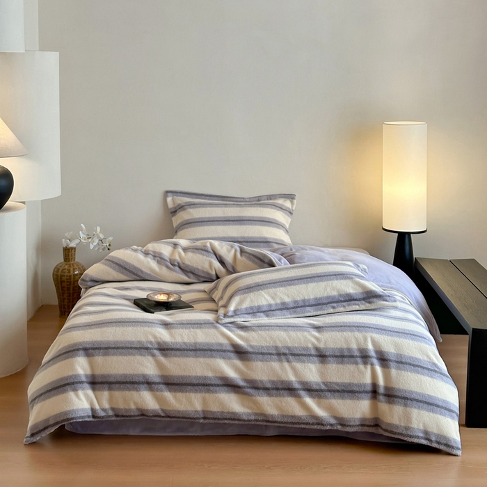 91家纺网 家纺一手货源 找家纺 凯罗 2025新款仿羊绒四件套高克重牛奶绒四件套仿羊绒格子条纹四件套 意韵-香芋紫