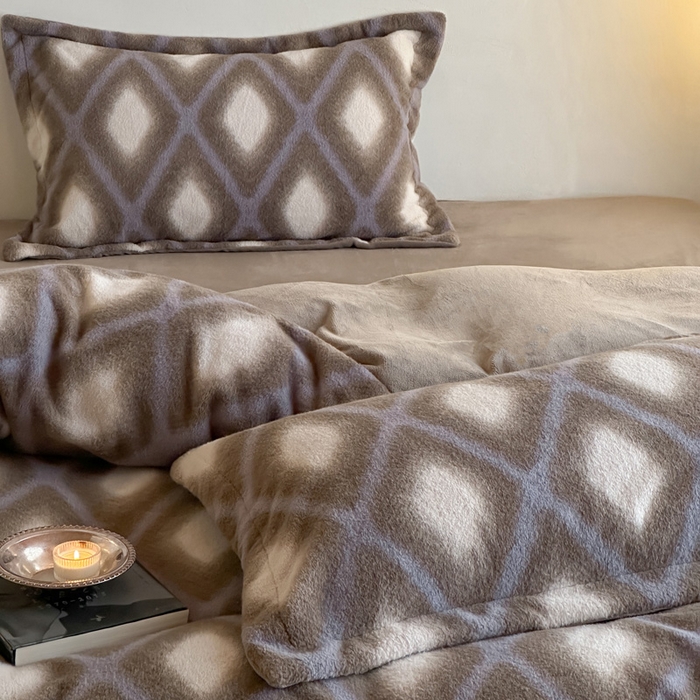 91家纺网 家纺一手货源 找家纺 凯罗 2025新款仿羊绒四件套高克重牛奶绒四件套仿羊绒格子条纹四件套 温柔时光-咖